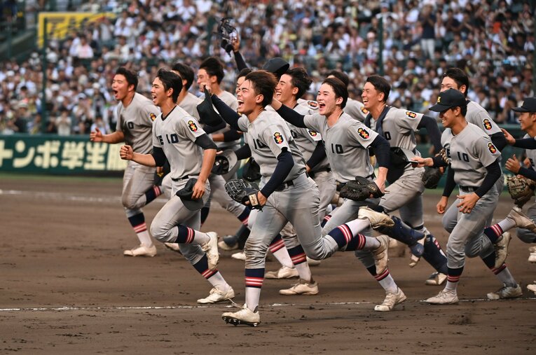 昨夏の甲子園で優勝した慶応高校。非坊主や自主性の尊重など令和の学生野球の変革を感じさせる一幕だったが… ／ photograph by Naoya Sanuki