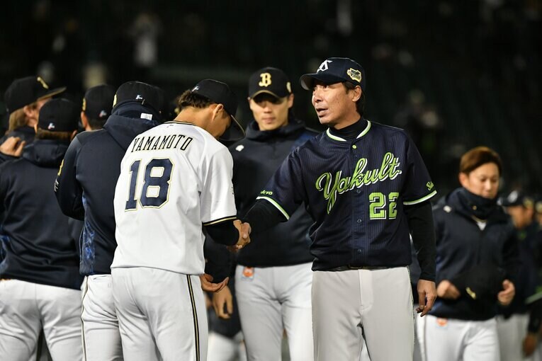 試合後、オリックスのエース山本由伸と握手を交わしたヤクルト高津監督　©︎Hideki Sugiyama