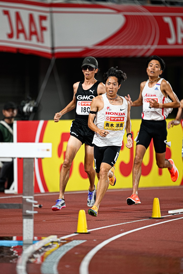 他のランナーと並ぶと頭一つ抜けた長身が目立つ　©Asami Enomoto