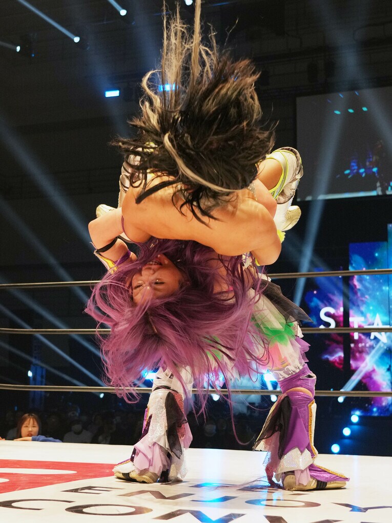 腕をロックしてのスープレックスを放つ中野たむ　©Essei Hara