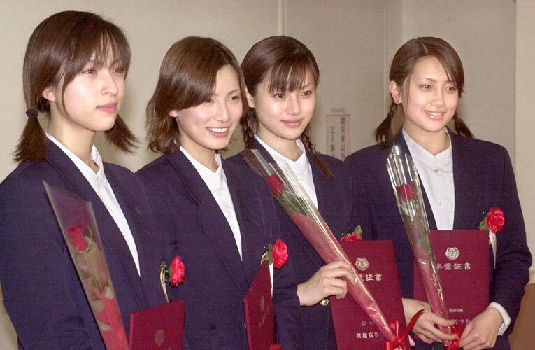 2001年の堀越高校卒業式。左から仲根かすみ、加藤あい、深田恭子、上良早紀　©Sankei Shimbun