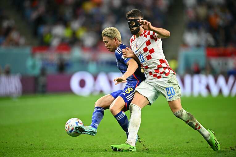 グバルディオル（右）など屈強な体躯を生かしたクロアチアの守りの前に、日本は活路を見いだせなかった　©Takauya Kaneko/JMPA