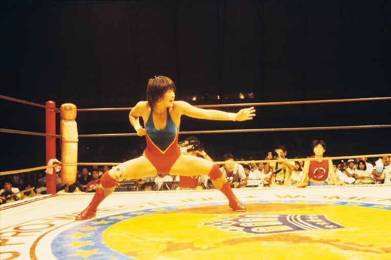 1981年、正拳突きを見せる長与千種　©AFLO