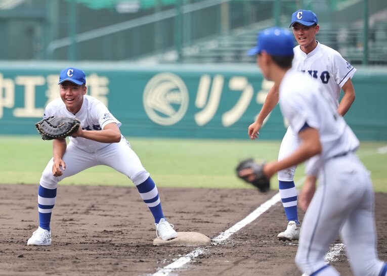 甲子園練習を行う豊橋中央ナイン。表情に笑みも浮かぶ。旋風なるか？　©Sankei Shimbun