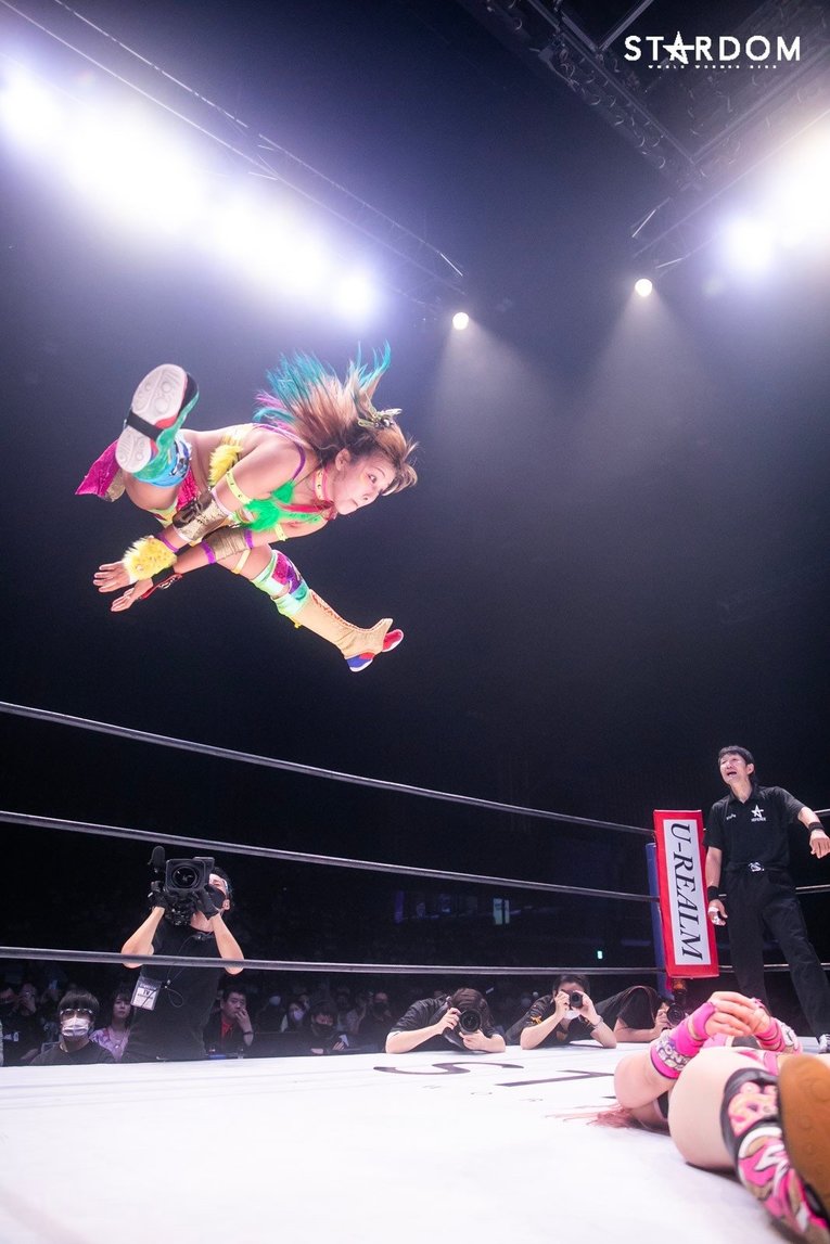 ウナギのボディプレス。スターダムで使い始めた技だ©STARDOM