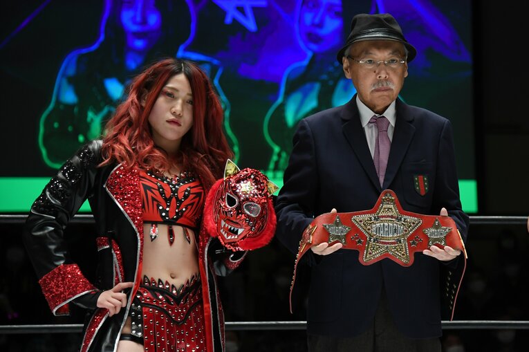 赤いベルトのチャンピオン林下詩美とロッシ―小川さん（右)