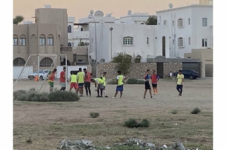 街中ではストリートサッカーに興じる若者が　©Atsushi Iio