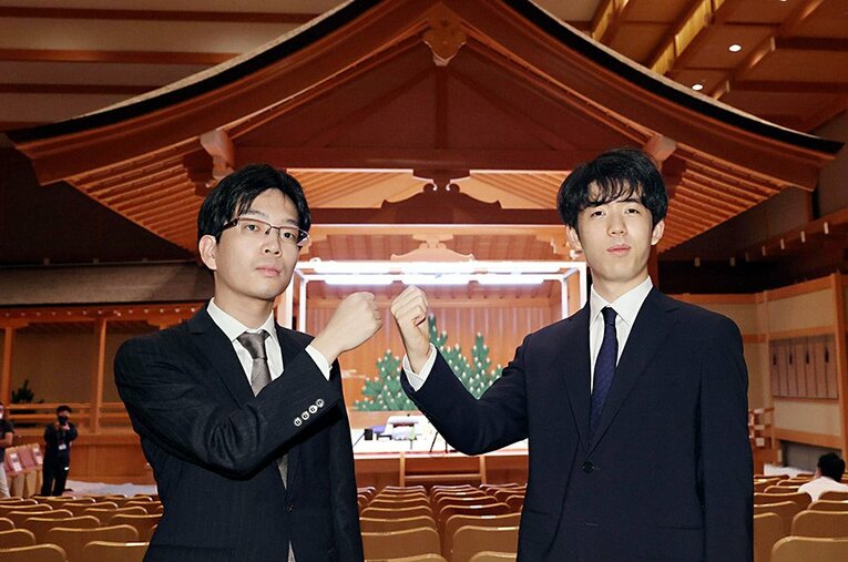 王位戦第1局前の豊島将之竜王と藤井聡太二冠。渡辺明名人を含めた対戦成績は興味深い内容となっている ／ photograph by Kyodo News
