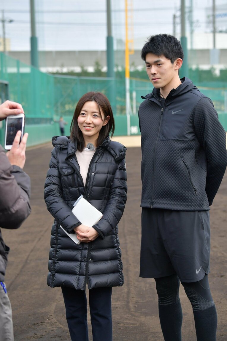 2020年1月、ロッテ浦和球場での新人合同自主トレ。フジテレビ・内田嶺衣奈アナウンサーと番組用撮影におさまる佐々木朗希　©Sankei Shimbun