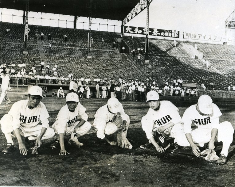 1958年、夏の甲子園に沖縄から初出場した首里高校。敦賀高（福井県）に3－0で敗れ、甲子園の土を袋につめるナイン　©KYODO