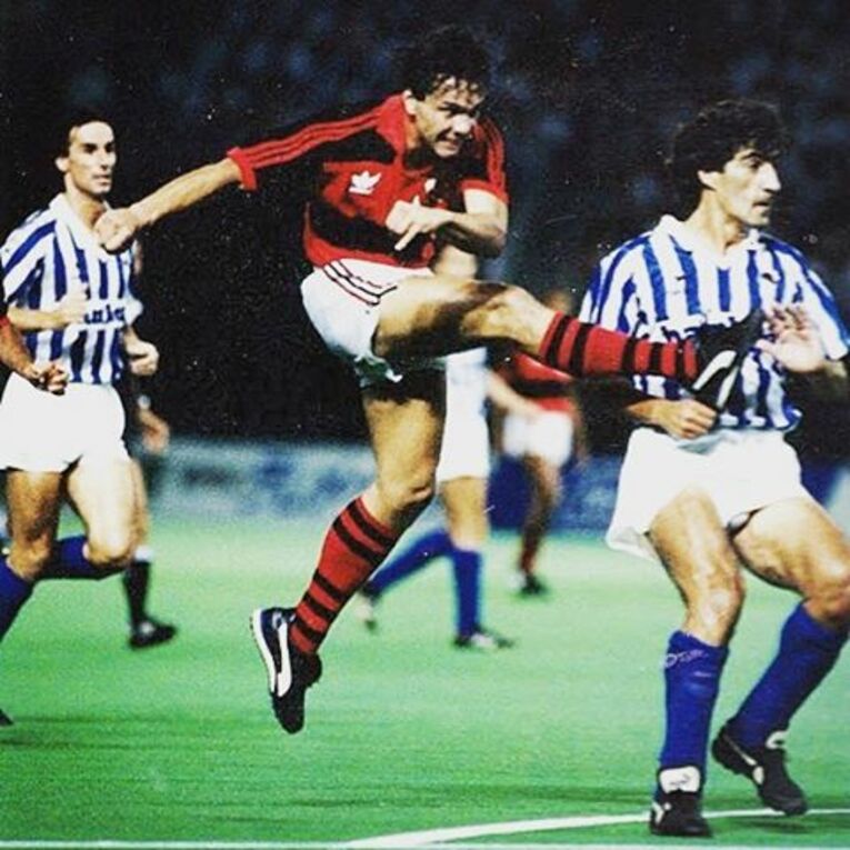 日本で行なわれたフラメンゴとの試合に出場し大敗を喫した（右がゴリス） ©︎PHIL BALL