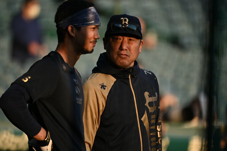 練習中、宗（手前）に声をかける中嶋監督　©︎Naoya Sanuki