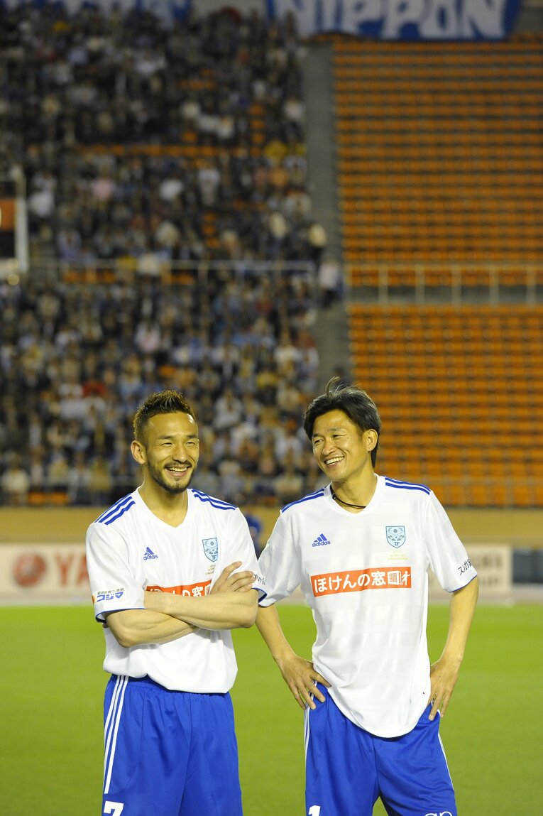 談笑する中田英寿（左）と三浦知良　(C)Toshiya Kondo