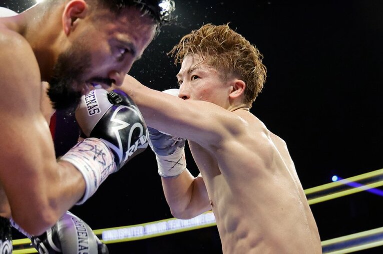 カルデナス戦、8回TKO勝利した井上尚弥。しかし2回、左フックを浴びてプロ人生2度目のダウンを喫し、鼻から鮮血した場面も ／ photograph by Steve Marcus/Getty Images