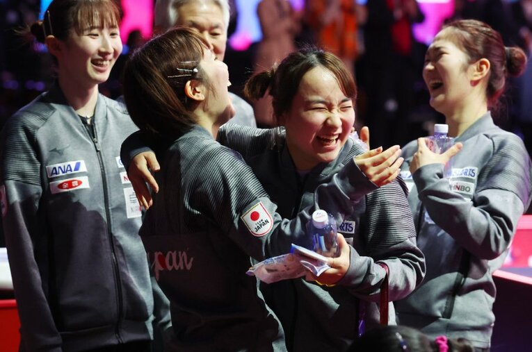 決勝の中国戦を終え、チームメイトの平野美宇とハグする伊藤美誠 ／ photograph by AFLO