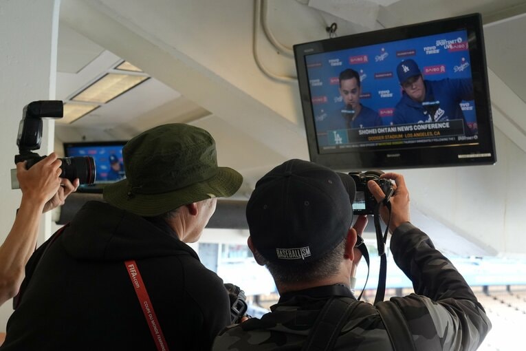 大谷の会見映像を撮影するメディア。オフィシャル以外の撮影は禁止だったため　©JIJI PRESS