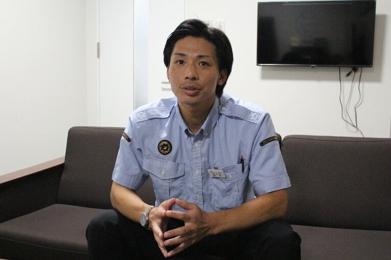 香椎駅で勤務する鈴木匡哉さん　©Katsuharu Uchida