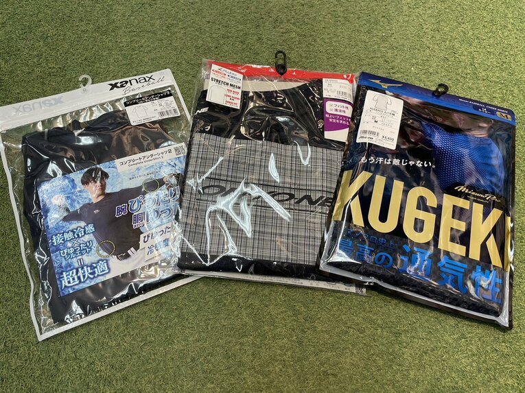 【ヒット商品③】野球用のアンダーシャツ。真ん中が「着るエアコン」＝オンヨネのハイグレーター（5000円前後）