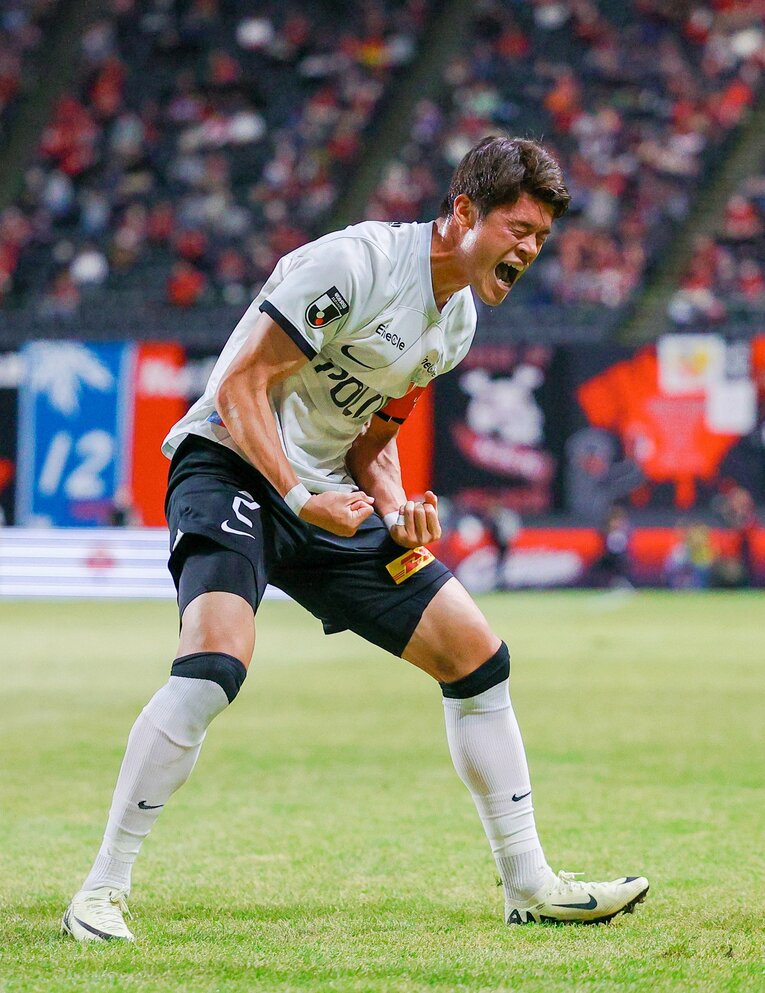 渾身のガッツポーズを見せる酒井宏樹　©JIJI PRESS