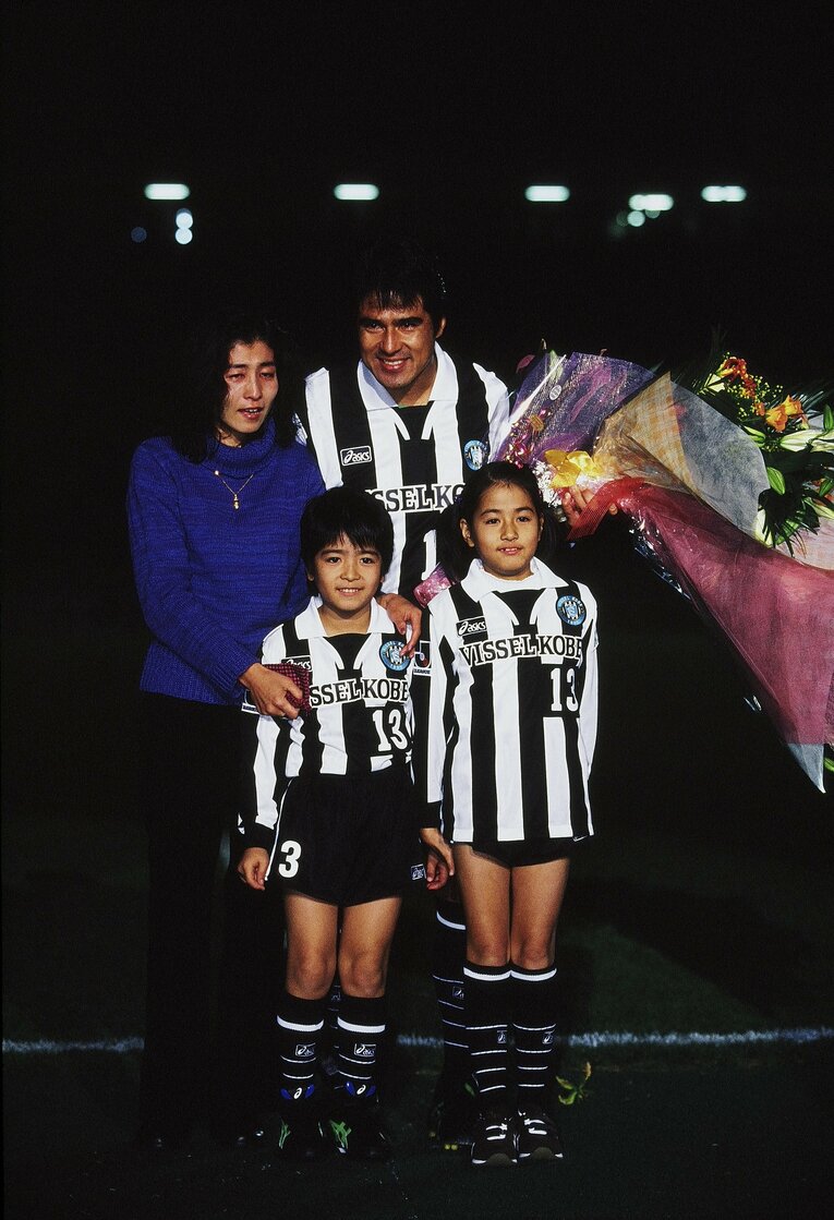 引退セレモニーで家族と記念撮影に応じる永島。右下が当時小学生だった娘・優美さん（現フジテレビアナウンサー）　©︎J.LEAGUE