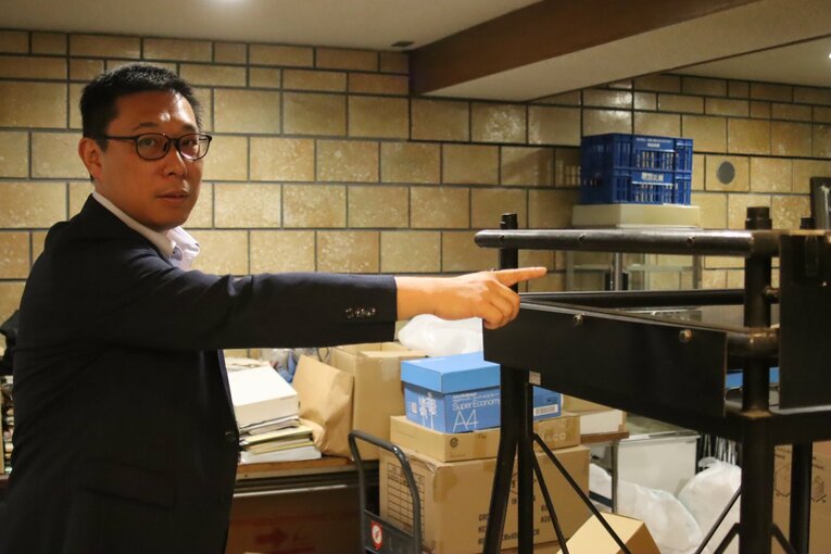 「この基準でボールの反発を測定します」と日本高野連の井本事務局長　©Kou Hiroo