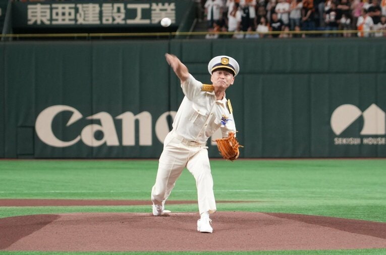 7月21日のプロ野球巨人対阪神戦の始球式で見事なフォームから速球を投げ込んだ瀬口良夫海上保安庁長官。高校時代の思い出と現在の職掌のつながりとは？（写真：海上保安庁提供） ／ photograph by Japan Coast Guard