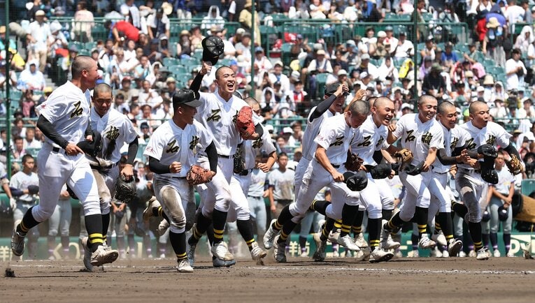 甲子園初戦に勝利し喜ぶ石橋野球部　©JIJI PRESS