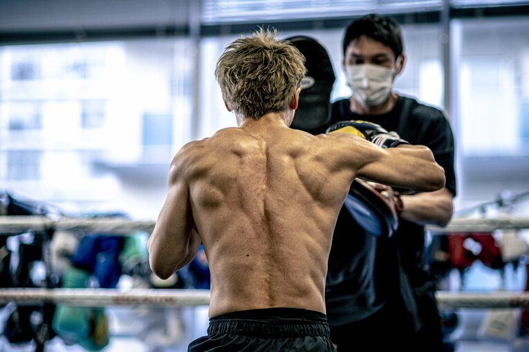 公開練習でミットを打つ井上尚弥　©Takuya Sugiyama