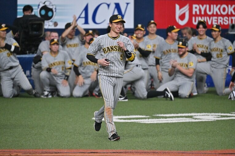 シリーズMVPが発表され、笑顔で駆け出す近本　©Hideki Sugiyama