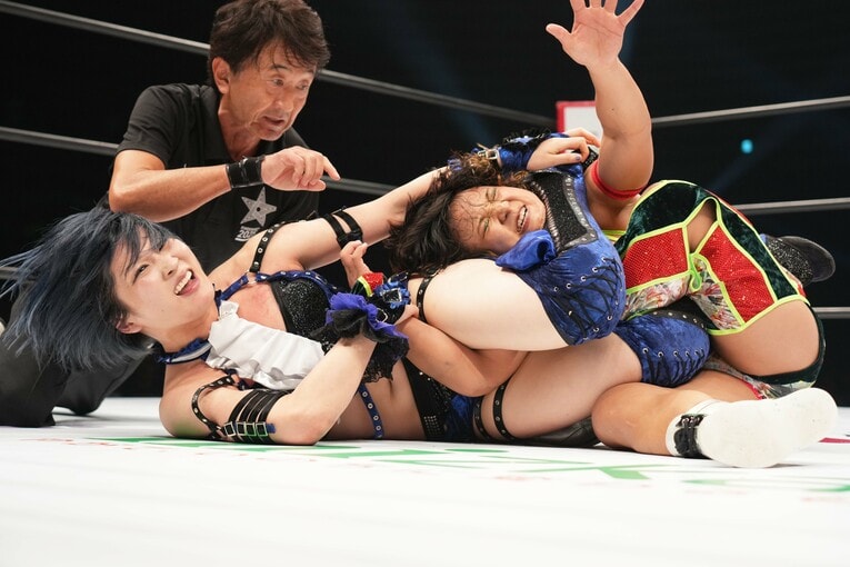 飯田沙耶をアンノウンでがんじがらめにする安納サオリ　©Essei Hara