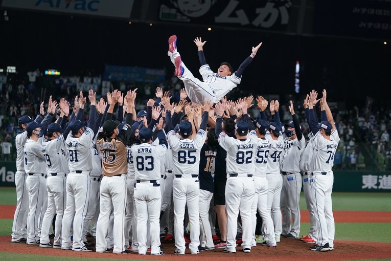 チームメイトたちに胴上げされる松坂大輔　 ©️SEIBU Lions 