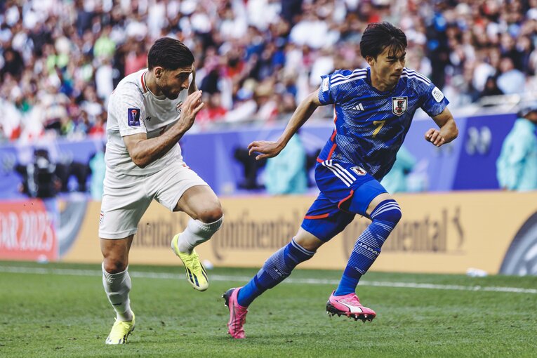 ドリブル突破を仕掛ける三笘薫　©︎Kiichi Matsumoto