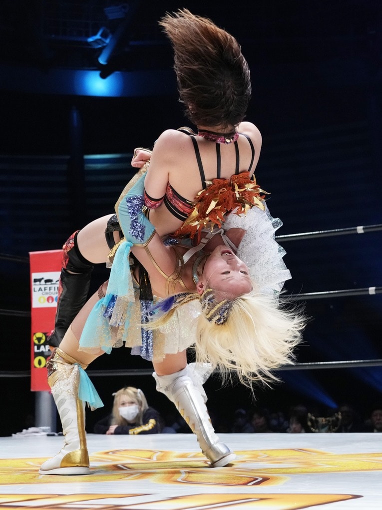 翔月なつみの腕をクラッチしてスープレックスを放つビクトリア弓月　©Essei Hara