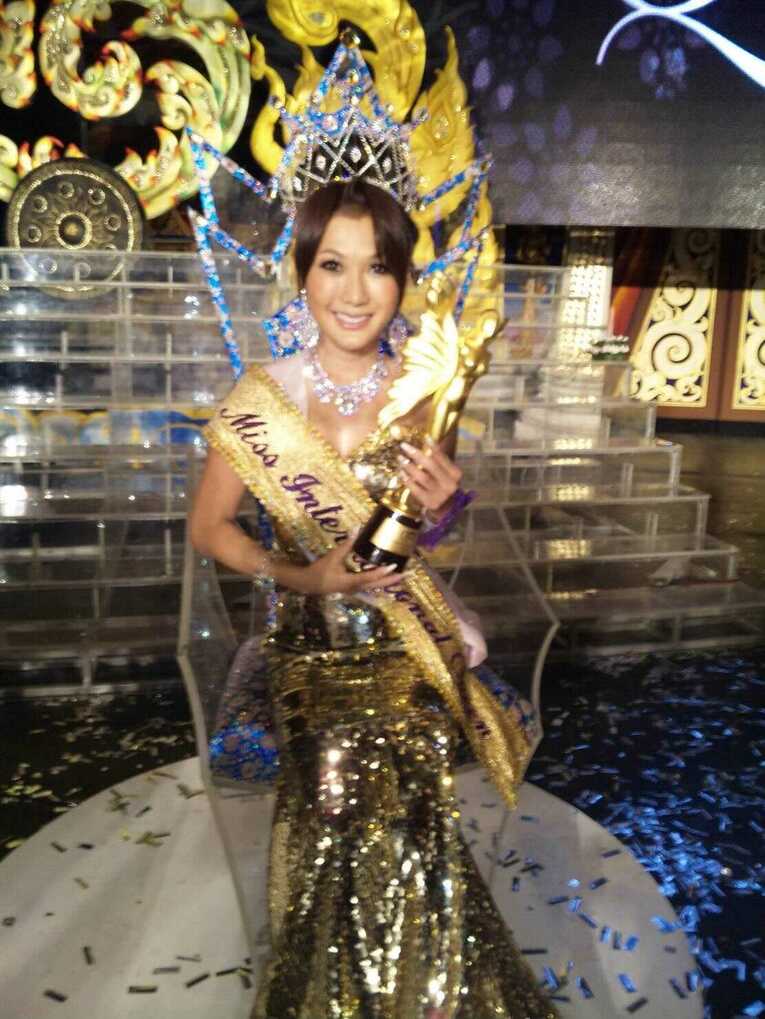 「ミスインターナショナルクイーン2009」で優勝した際の一枚　©サンズエンタテインメント