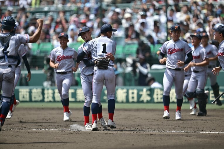 夏の甲子園準決勝、京都国際が勝利した瞬間、西村に飛びつく中崎　©Hideki Sugiyama