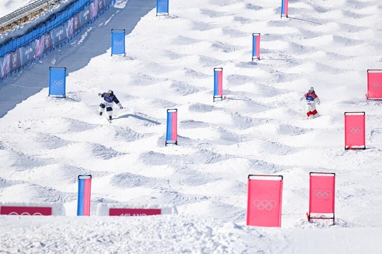 デュアルモーグル決勝の堀島のゴールの瞬間を連続写真で！　©Nanae Suzuki/JMPA