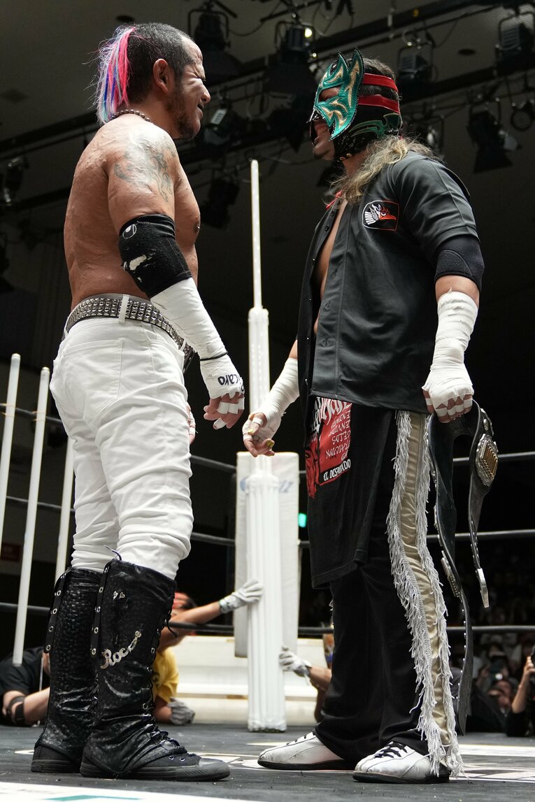 笑顔で向き合う葛西純とエル・デスペラード　©Masashi Hara