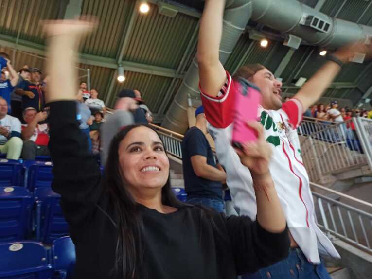 ノリノリなメキシコの応援　©Hiroaki Sawada