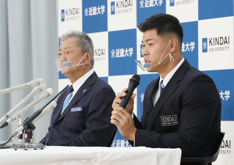 佐藤が阪神に指名されたのも不思議な縁があった？　左は田中監督　©JIJI PRESS