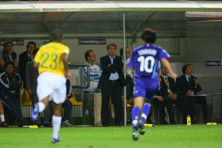 ドイツW杯、日本－ブラジル戦を見つめるジーコ監督　©JMPA
