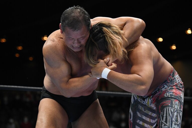 藤波辰爾のヘッドロック。ハリのある筋肉は68歳とは思えない