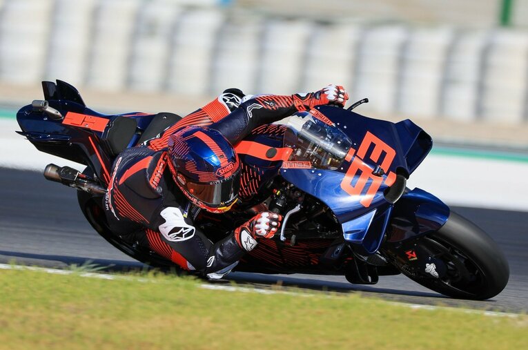 バレンシアでドゥカティ初テストに臨んだマルケス。初乗りとは思えない貫禄の走りを披露した ／ photograph by Satoshi Endo