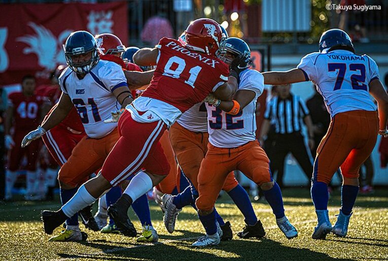 タックルを試みる宮川 ／ photograph by Takuya Sugiyama