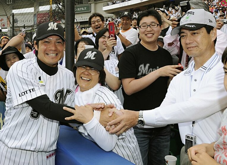 プロ初ホームランを打ち、両親のもとへ駆け寄る伊志嶺　©Kyodo News