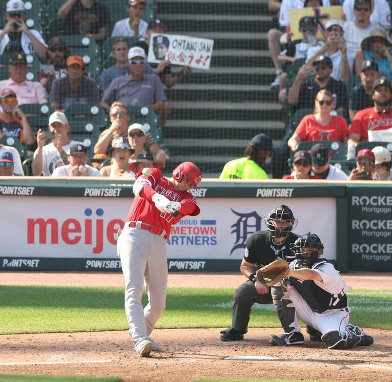 伝説のダブルヘッダー2本目のホームラン。観客席のボードを見ると……　©JIJI PRESS