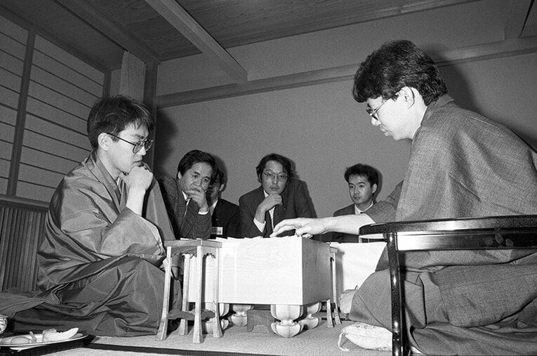 羽生善治九段と対局する谷川浩司九段 ／ photograph by BUNGEISHUNJU