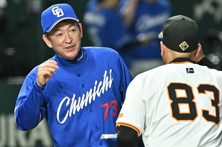 立浪和義監督率いる中日ドラゴンズ。チーム状況は苦しくとも、なぜ愛されるのか？ ／ photograph by Hideki Sugiyama