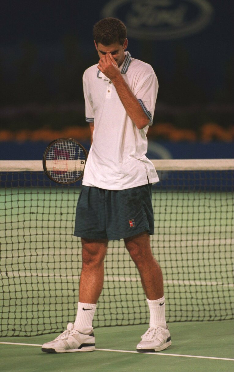 涙を堪えようとするサンプラス　©Getty Images