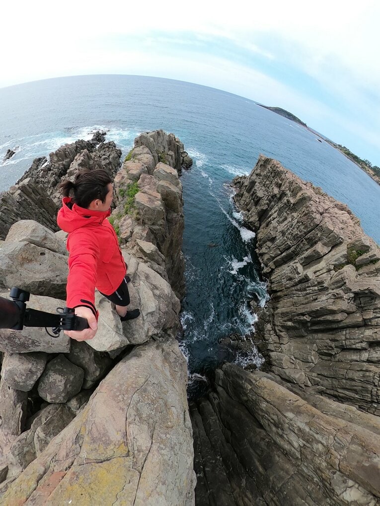 上から見た東尋坊の様子。ここから飛び降りる……？／本人のTwitterより