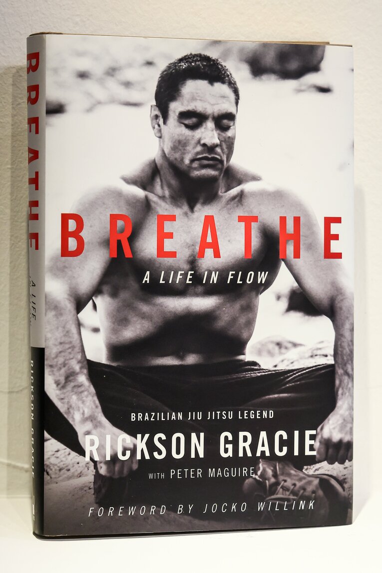 2021年に出版されたヒクソンの自伝の表紙には筆者の写真が使用されている